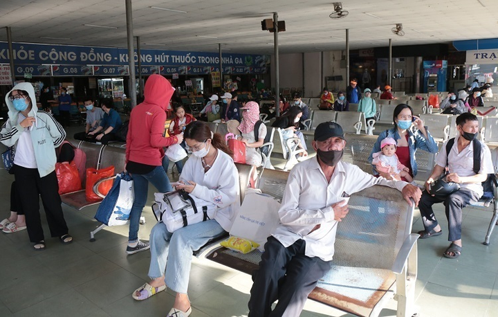 Sân bay, bến xe, bến phà ở TP.HCM thông thoáng ngày cuối kỳ nghỉ lễ - 10