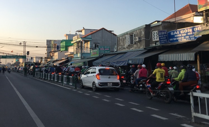 Sân bay, bến xe, bến phà ở TP.HCM thông thoáng ngày cuối kỳ nghỉ lễ - 12