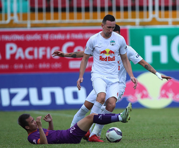 Hậu vệ mắc nhiều sai lầm, HLV Kiatisak đau đầu vá hàng thủ HAGL - 2