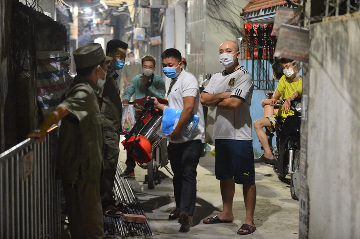 Hà Nội phong tỏa ngõ 86 Phú Kiều sau khi có ca dương tính với SARS-CoV-2 - 1