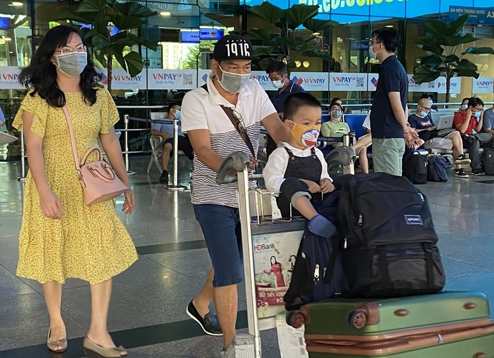 Sân bay, bến xe, bến phà ở TP.HCM thông thoáng ngày cuối kỳ nghỉ lễ - 1
