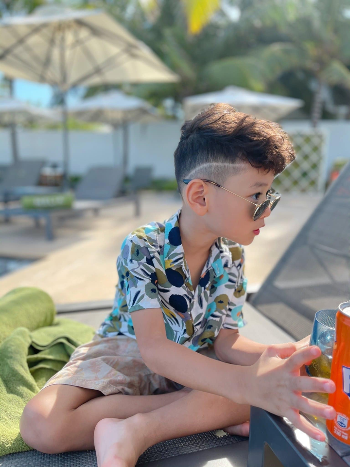 Khéo sinh như Trà My Idol: Anh hai là bản sao của mẹ, bé út hóm hỉnh giống ba - 2