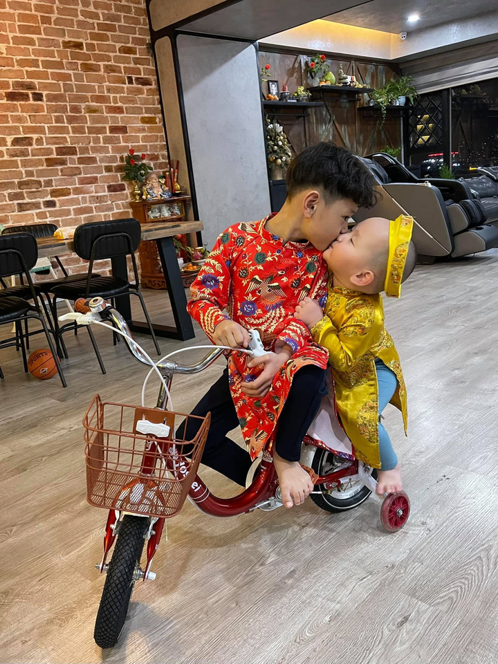 Khéo sinh như Trà My Idol: Anh hai là bản sao của mẹ, bé út hóm hỉnh giống ba - 16