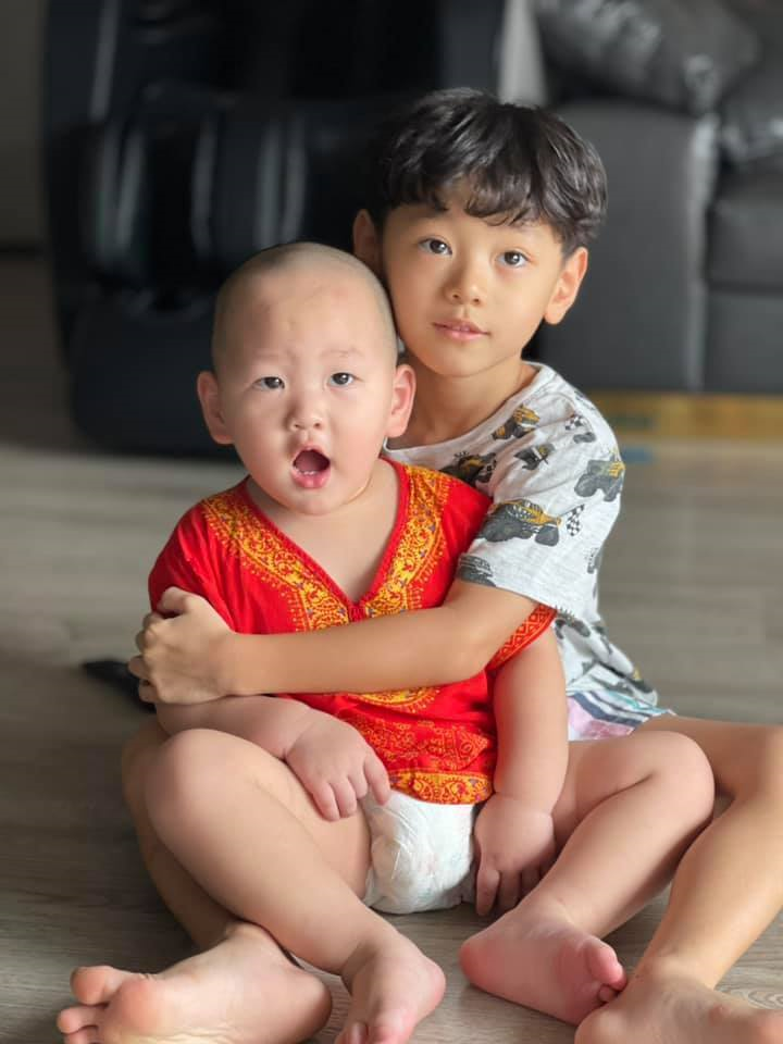 Khéo sinh như Trà My Idol: Anh hai là bản sao của mẹ, bé út hóm hỉnh giống ba - 15