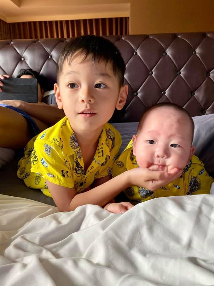 Khéo sinh như Trà My Idol: Anh hai là bản sao của mẹ, bé út hóm hỉnh giống ba - 18