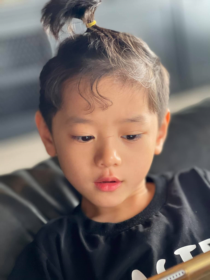 Khéo sinh như Trà My Idol: Anh hai là bản sao của mẹ, bé út hóm hỉnh giống ba - 3