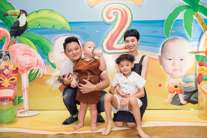 Khéo sinh như Trà My Idol: Anh hai là bản sao của mẹ, bé út hóm hỉnh giống ba - 1