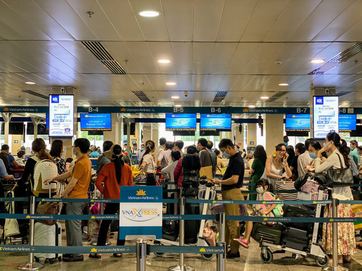 Vé máy bay đồng loạt giảm giá mạnh - 1