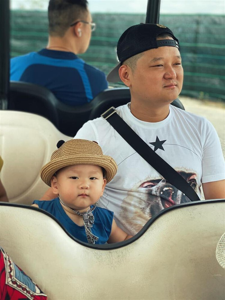 Khéo sinh như Trà My Idol: Anh hai là bản sao của mẹ, bé út hóm hỉnh giống ba - 11