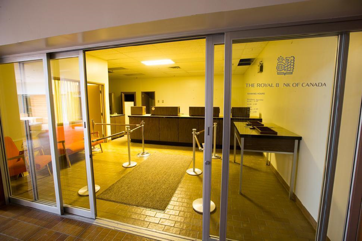 ‘Thị trấn ma’ với hàng trăm căn nhà không người sinh sống nhưng đêm vẫn sáng đèn - 8