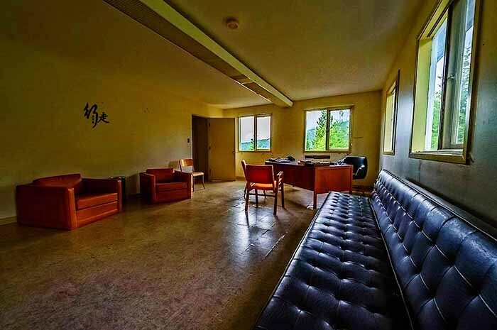 ‘Thị trấn ma’ với hàng trăm căn nhà không người sinh sống nhưng đêm vẫn sáng đèn - 4