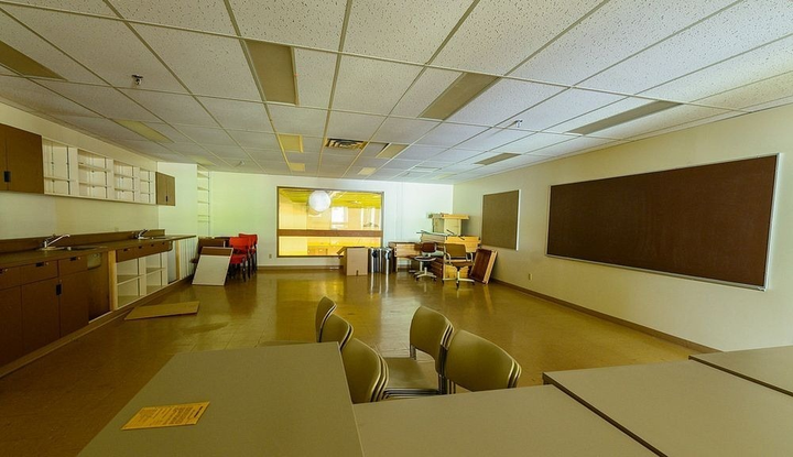 ‘Thị trấn ma’ với hàng trăm căn nhà không người sinh sống nhưng đêm vẫn sáng đèn - 9