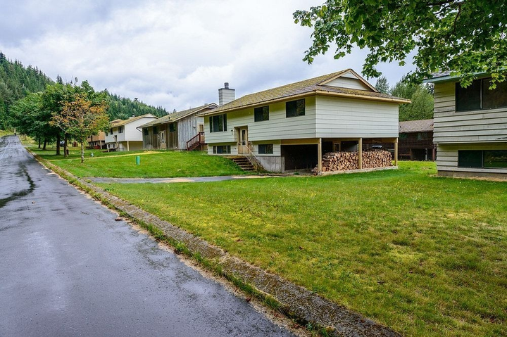 ‘Thị trấn ma’ với hàng trăm căn nhà không người sinh sống nhưng đêm vẫn sáng đèn - 2