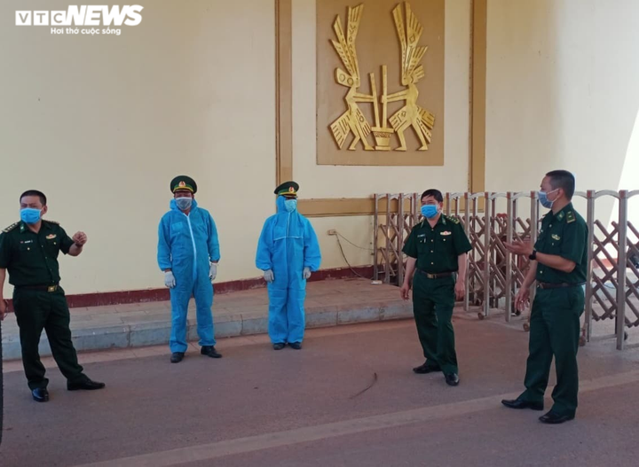 Ảnh: Bộ đội băng rừng, lội suối tạo 'lá chắn thép' ngăn COVID-19 ở vùng biên - 12