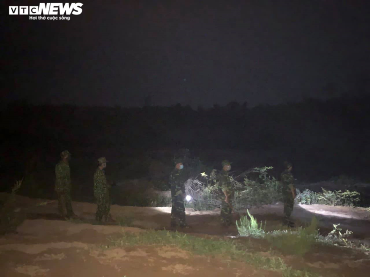 Ảnh: Bộ đội băng rừng, lội suối tạo 'lá chắn thép' ngăn COVID-19 ở vùng biên - 8