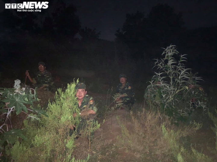 Ảnh: Bộ đội băng rừng, lội suối tạo 'lá chắn thép' ngăn COVID-19 ở vùng biên - 7