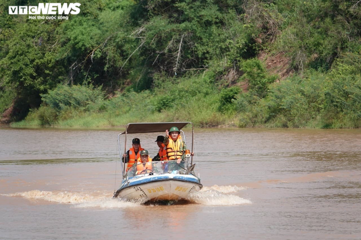 Ảnh: Bộ đội băng rừng, lội suối tạo 'lá chắn thép' ngăn COVID-19 ở vùng biên - 11