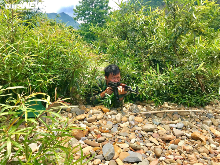 Ảnh: Bộ đội băng rừng, lội suối tạo 'lá chắn thép' ngăn COVID-19 ở vùng biên - 14