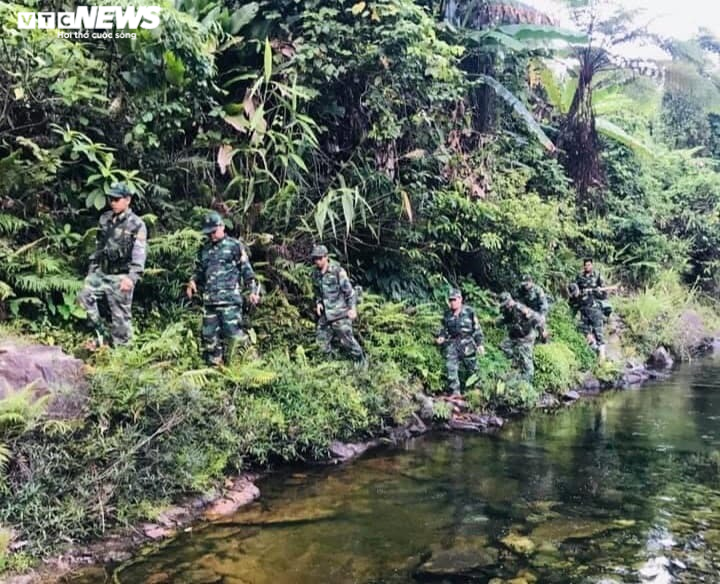 Ảnh: Bộ đội băng rừng, lội suối tạo 'lá chắn thép' ngăn COVID-19 ở vùng biên - 10