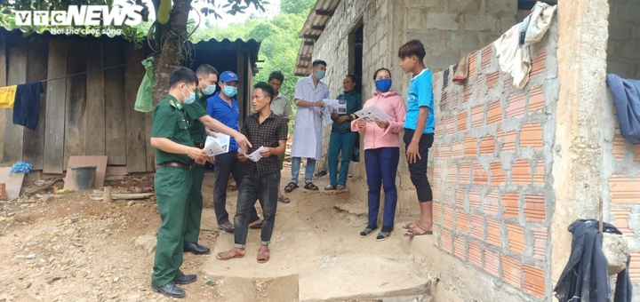 Ảnh: Bộ đội băng rừng, lội suối tạo 'lá chắn thép' ngăn COVID-19 ở vùng biên - 13