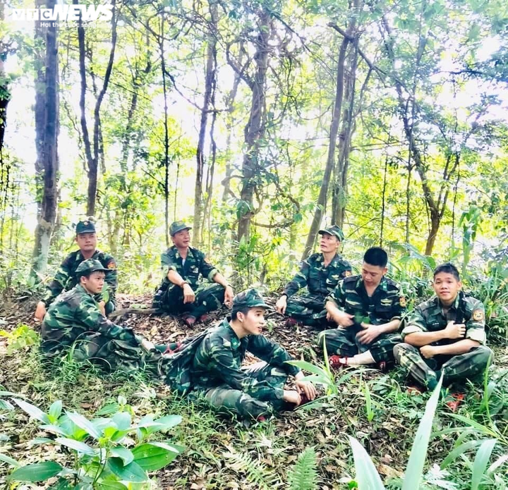 Ảnh: Bộ đội băng rừng, lội suối tạo 'lá chắn thép' ngăn COVID-19 ở vùng biên - 3