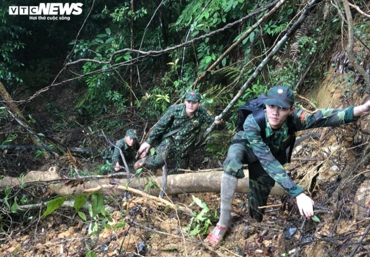 Ảnh: Bộ đội băng rừng, lội suối tạo 'lá chắn thép' ngăn COVID-19 ở vùng biên - 9