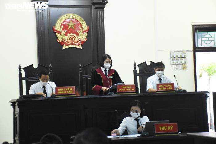 Ném vỡ kính xe khách, giang hồ Cường 'Dụ' và đàn em lĩnh án 30 tháng tù - 2