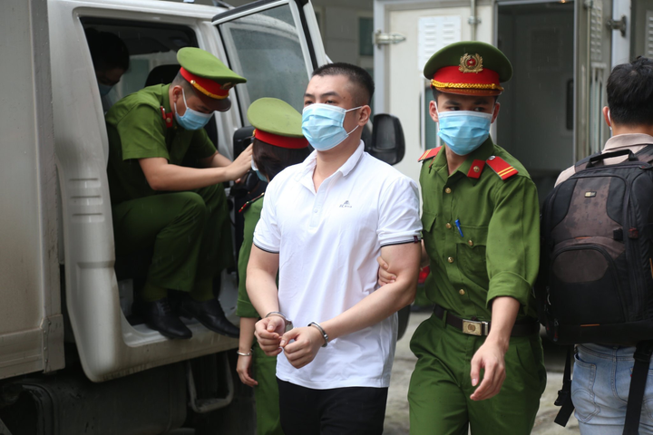 Ảnh: Công an áp giải 14 bị cáo buôn hàng lậu trong đại án Nhật Cường đến tòa - 3