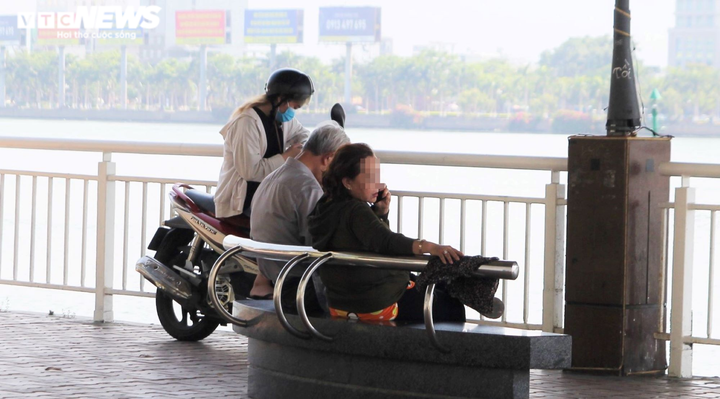 Đà Nẵng xử phạt nhiều người không mang khẩu trang nơi công cộng - 1