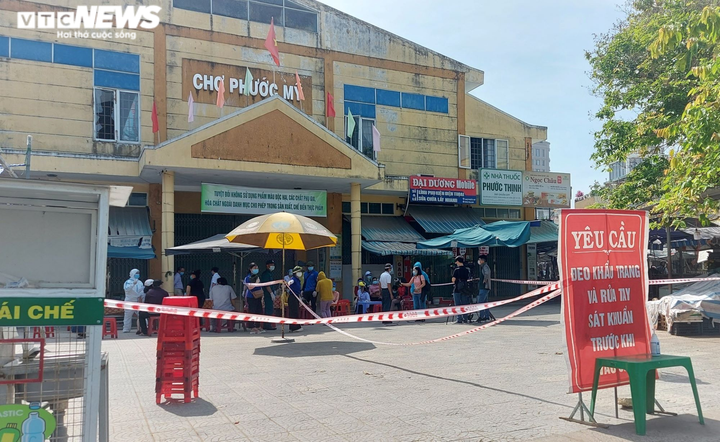 Ảnh: Nữ nhân viên massage ở Đà Nẵng mắc COVID-19, xét nghiệm hơn 500 tiểu thương - 1