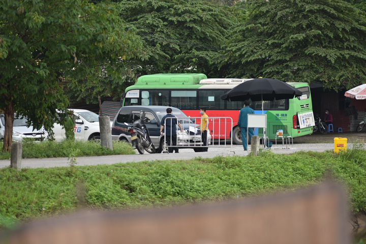 Ảnh: Lập 4 chốt cách ly y tế Bệnh viện Bệnh nhiệt đới Trung ương cơ sở 2 - 6