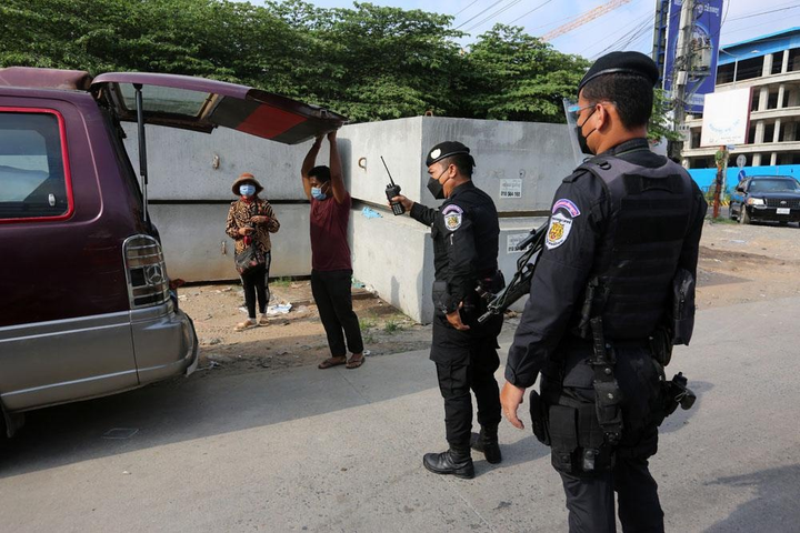 Đơn vị đặc biệt của Campuchia mang súng trường ra quân chống dịch - 7