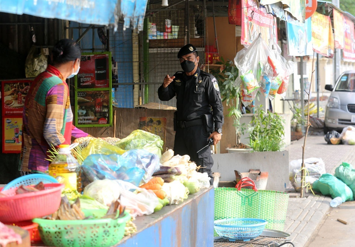 Đơn vị đặc biệt của Campuchia mang súng trường ra quân chống dịch - 5