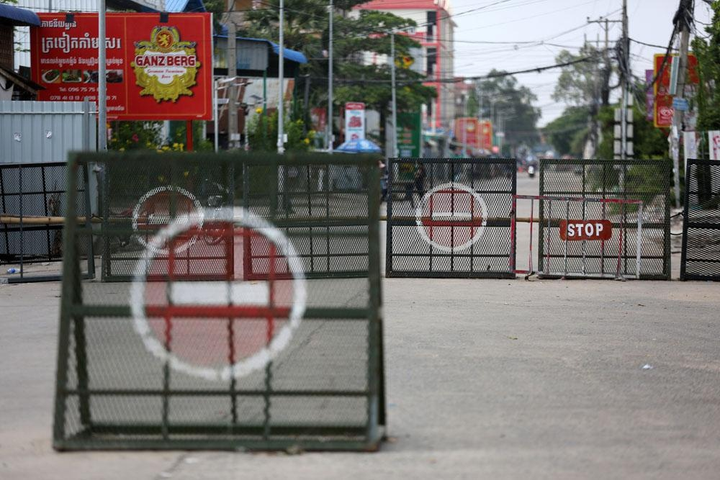 Đơn vị đặc biệt của Campuchia mang súng trường ra quân chống dịch - 8