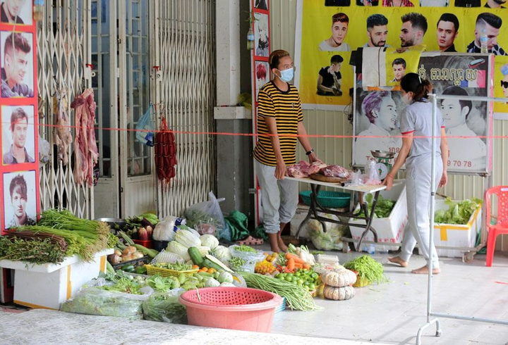 Đơn vị đặc biệt của Campuchia mang súng trường ra quân chống dịch - 6