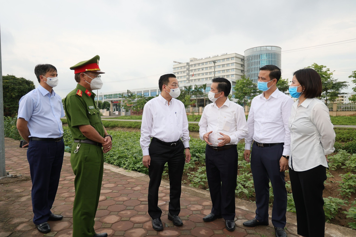 Ảnh: Lập 4 chốt cách ly y tế Bệnh viện Bệnh nhiệt đới Trung ương cơ sở 2 - 1