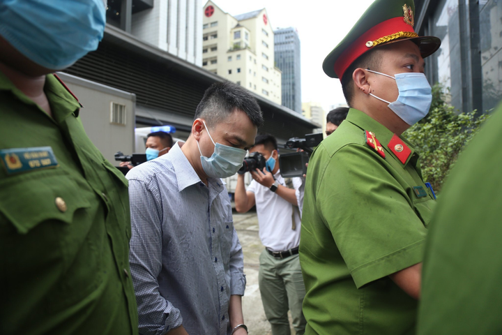 Ảnh: Công an áp giải 14 bị cáo buôn hàng lậu trong đại án Nhật Cường đến tòa - 6