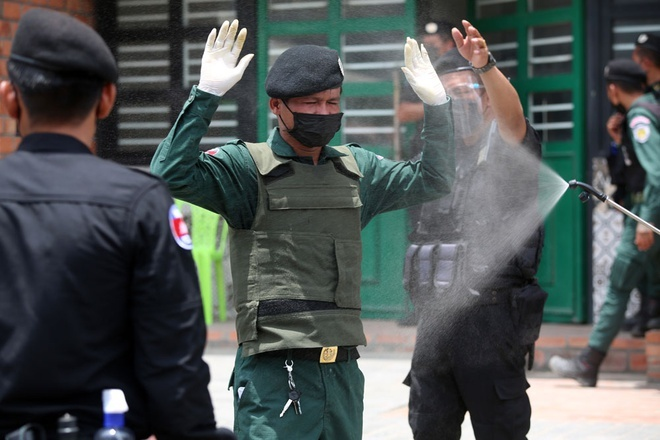 Đơn vị đặc biệt của Campuchia mang súng trường ra quân chống dịch - 1