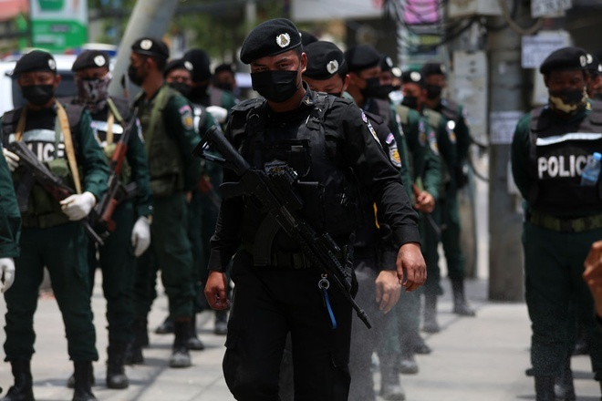 Đơn vị đặc biệt của Campuchia mang súng trường ra quân chống dịch - 2