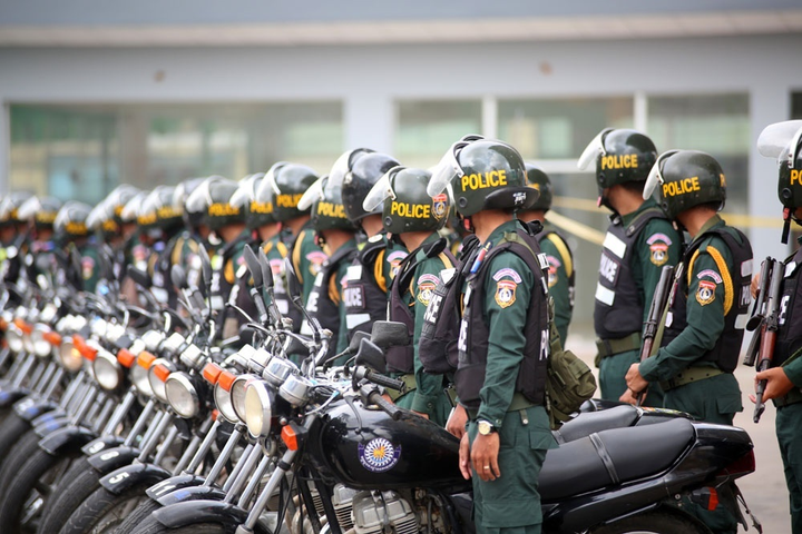 Đơn vị đặc biệt của Campuchia mang súng trường ra quân chống dịch - 3