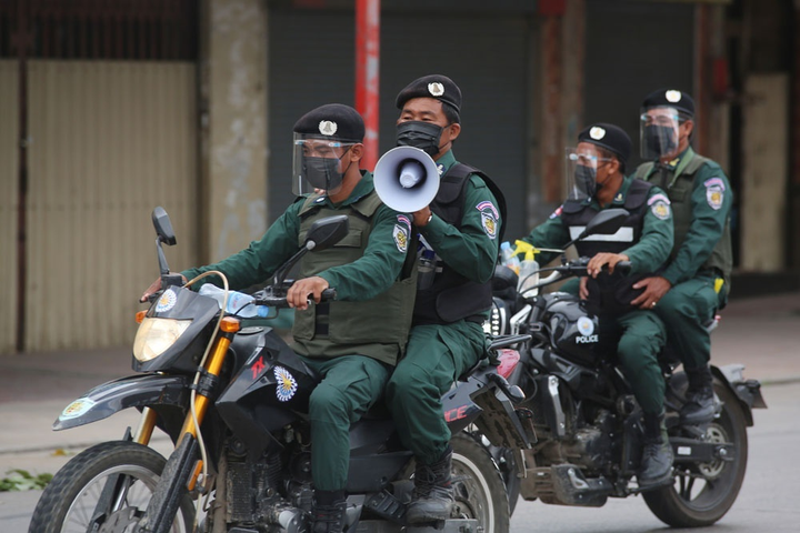 Đơn vị đặc biệt của Campuchia mang súng trường ra quân chống dịch - 4
