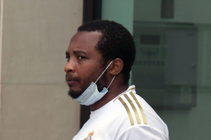 Quen thói quấy rối tình dục, bị cấm nói chuyện với phụ nữ 6 năm - 1