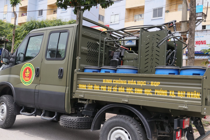 Ảnh: Xe đặc chủng phun khử khuẩn ổ dịch Bệnh viện Bệnh Nhiệt đới Trung ương - 1