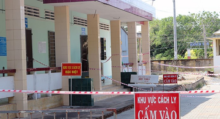 Hiệu trưởng cùng chuyến bay ca COVID-19, hơn 200 học sinh, giáo viên cách ly - 1