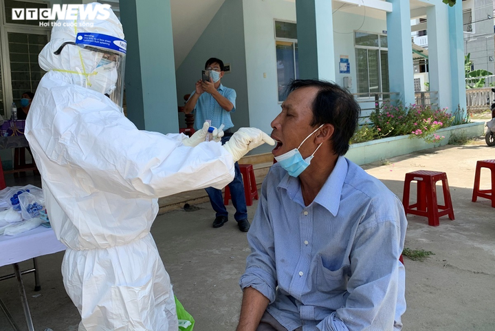 Giám đốc CDC Quảng Ngãi: Phong tỏa diện hẹp, lấy mẫu xét nghiệm diện rộng - 1