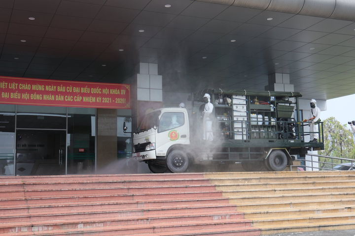 Ảnh: Xe đặc chủng phun khử khuẩn ổ dịch Bệnh viện Bệnh Nhiệt đới Trung ương - 8