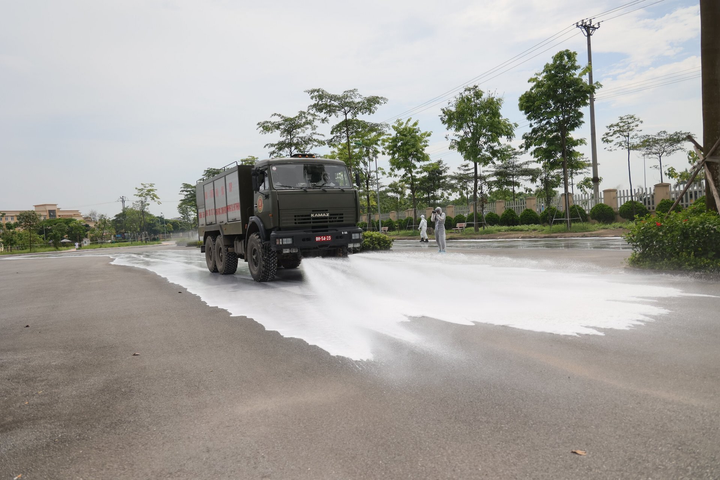 Ảnh: Xe đặc chủng phun khử khuẩn ổ dịch Bệnh viện Bệnh Nhiệt đới Trung ương - 9