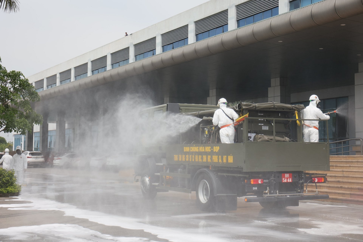 Ảnh: Xe đặc chủng phun khử khuẩn ổ dịch Bệnh viện Bệnh Nhiệt đới Trung ương - 7