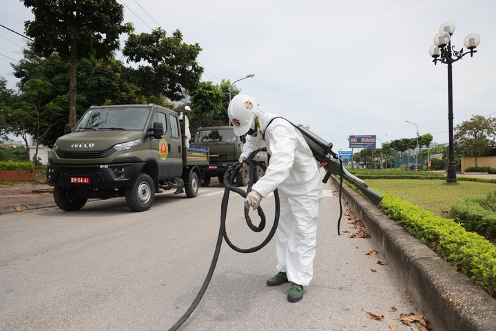 Ảnh: Xe đặc chủng phun khử khuẩn ổ dịch Bệnh viện Bệnh Nhiệt đới Trung ương - 3