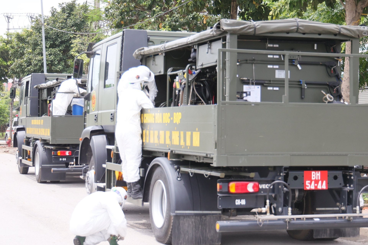 Ảnh: Xe đặc chủng phun khử khuẩn ổ dịch Bệnh viện Bệnh Nhiệt đới Trung ương - 2